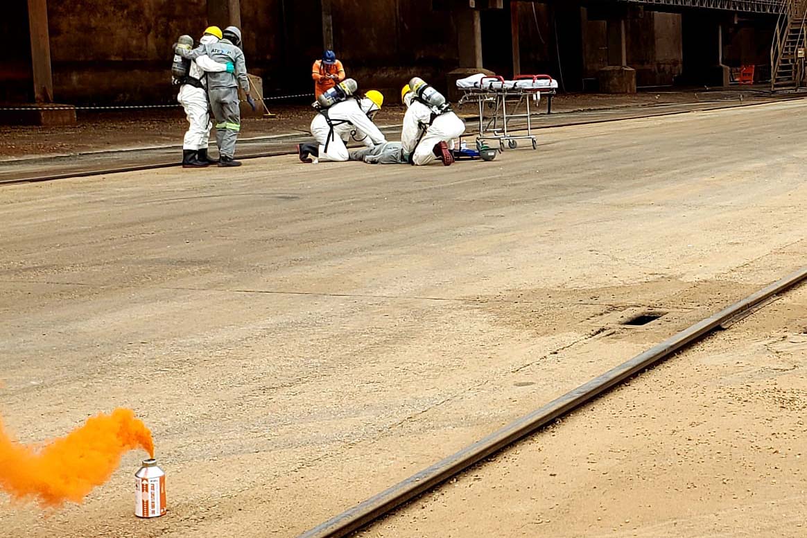 O Porto de Paranaguá promoveu nesta quarta-feira (11) um simulado para atendimento de emergência química. Esta é a primeira ação deste tipo e preparou trabalhadores de vários setores e empresas para dar resposta rápida e eficaz em caso de contato com produtos usados na fumigação, um tratamento feito nas cargas de granéis vegetais para controle de pragas.

Foto: Pierpaolo Nota