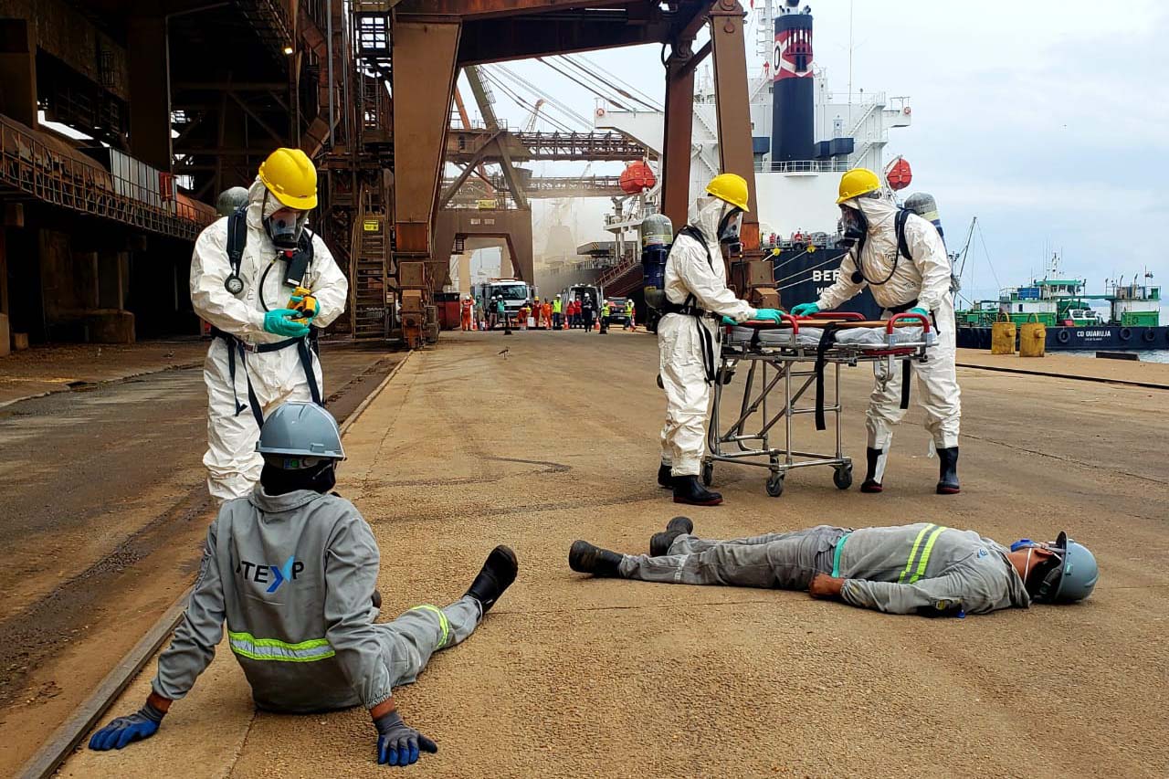 O Porto de Paranaguá promoveu nesta quarta-feira (11) um simulado para atendimento de emergência química. Esta é a primeira ação deste tipo e preparou trabalhadores de vários setores e empresas para dar resposta rápida e eficaz em caso de contato com produtos usados na fumigação, um tratamento feito nas cargas de granéis vegetais para controle de pragas.

Foto: Pierpaolo Nota