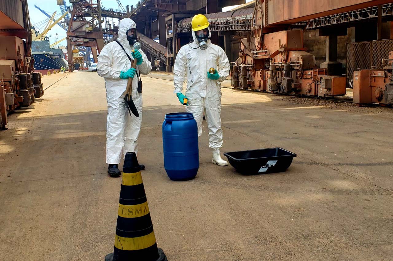 O Porto de Paranaguá promoveu nesta quarta-feira (11) um simulado para atendimento de emergência química. Esta é a primeira ação deste tipo e preparou trabalhadores de vários setores e empresas para dar resposta rápida e eficaz em caso de contato com produtos usados na fumigação, um tratamento feito nas cargas de granéis vegetais para controle de pragas.

Foto: Pierpaolo Nota