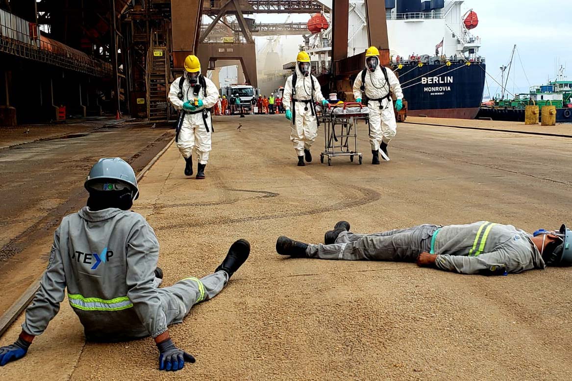 O Porto de Paranaguá promoveu nesta quarta-feira (11) um simulado para atendimento de emergência química. Esta é a primeira ação deste tipo e preparou trabalhadores de vários setores e empresas para dar resposta rápida e eficaz em caso de contato com produtos usados na fumigação, um tratamento feito nas cargas de granéis vegetais para controle de pragas.

Foto: Pierpaolo Nota