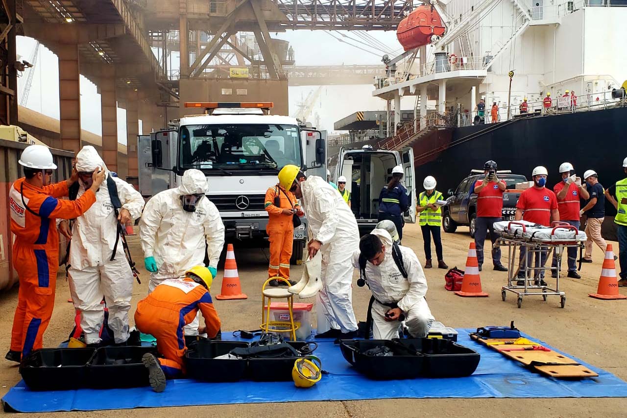 O Porto de Paranaguá promoveu nesta quarta-feira (11) um simulado para atendimento de emergência química. Esta é a primeira ação deste tipo e preparou trabalhadores de vários setores e empresas para dar resposta rápida e eficaz em caso de contato com produtos usados na fumigação, um tratamento feito nas cargas de granéis vegetais para controle de pragas.

Foto: Pierpaolo Nota