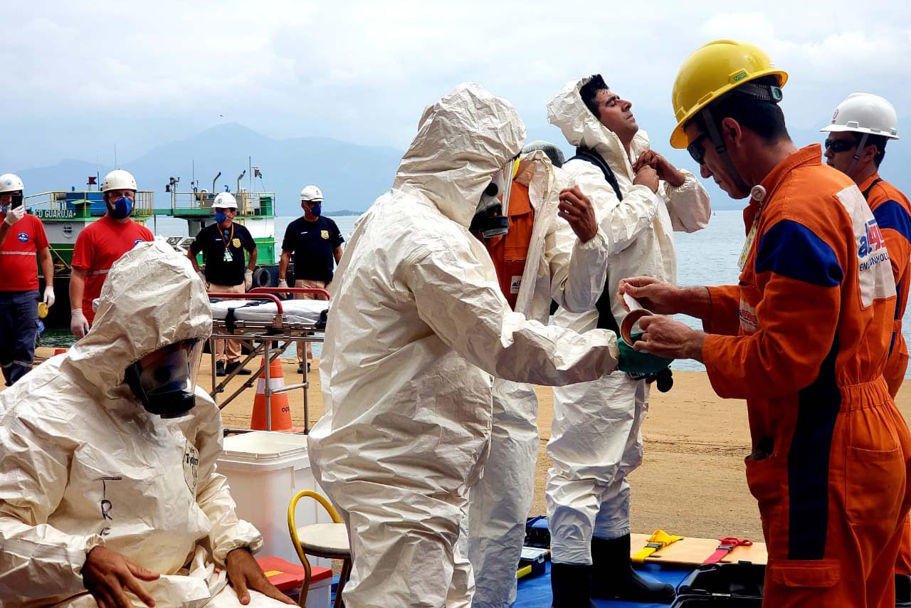 O Porto de Paranaguá promoveu nesta quarta-feira (11) um simulado para atendimento de emergência química. Esta é a primeira ação deste tipo e preparou trabalhadores de vários setores e empresas para dar resposta rápida e eficaz em caso de contato com produtos usados na fumigação, um tratamento feito nas cargas de granéis vegetais para controle de pragas.

Foto: Pierpaolo Nota