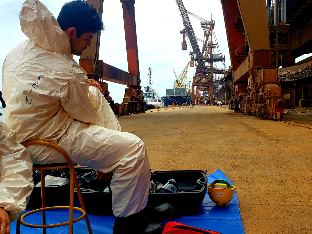 O Porto de Paranaguá promoveu nesta quarta-feira (11) um simulado para atendimento de emergência química. Esta é a primeira ação deste tipo e preparou trabalhadores de vários setores e empresas para dar resposta rápida e eficaz em caso de contato com produtos usados na fumigação, um tratamento feito nas cargas de granéis vegetais para controle de pragas.

Foto: Pierpaolo Nota