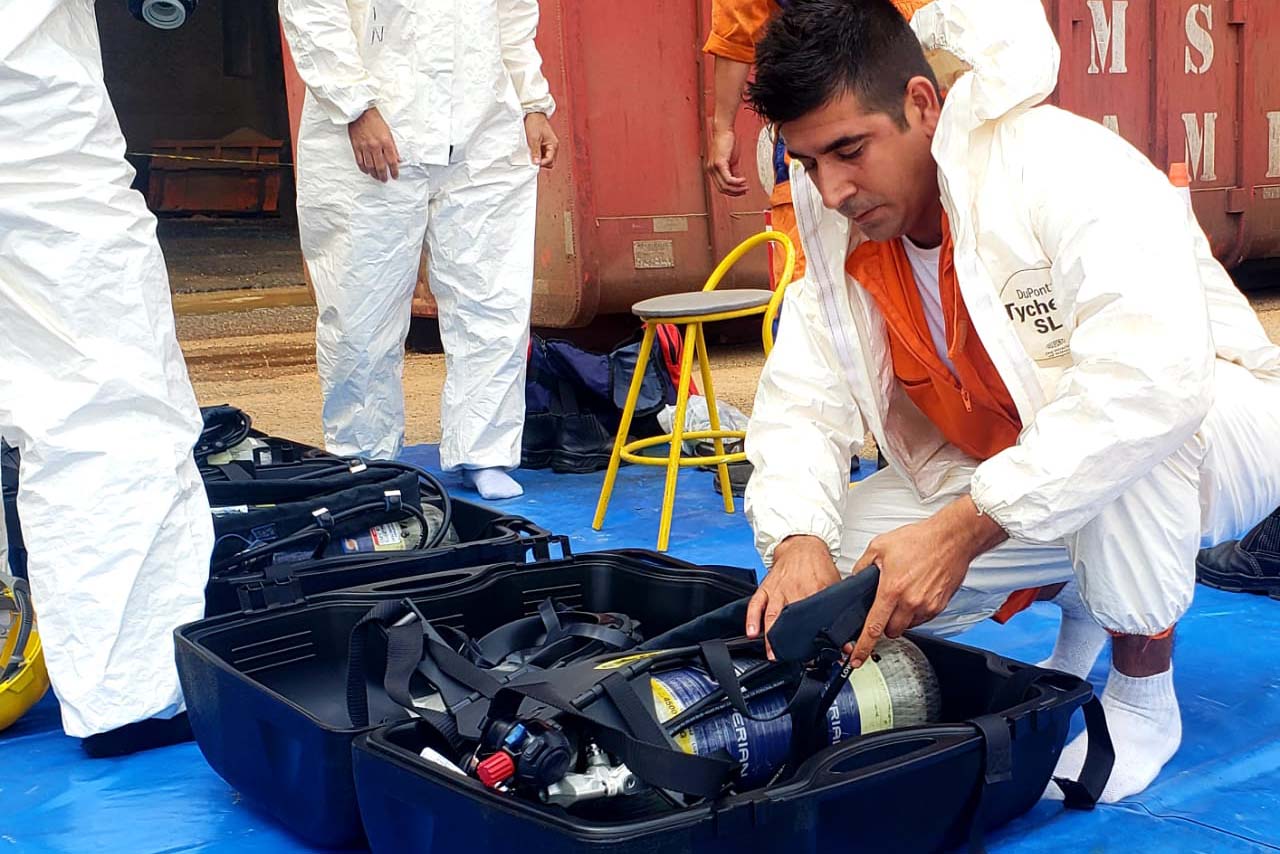 O Porto de Paranaguá promoveu nesta quarta-feira (11) um simulado para atendimento de emergência química. Esta é a primeira ação deste tipo e preparou trabalhadores de vários setores e empresas para dar resposta rápida e eficaz em caso de contato com produtos usados na fumigação, um tratamento feito nas cargas de granéis vegetais para controle de pragas.

Foto: Pierpaolo Nota