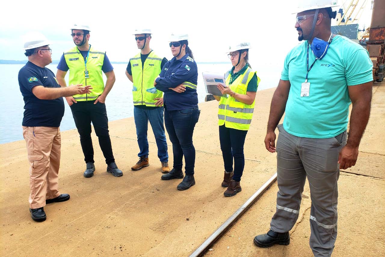 O Porto de Paranaguá promoveu nesta quarta-feira (11) um simulado para atendimento de emergência química. Esta é a primeira ação deste tipo e preparou trabalhadores de vários setores e empresas para dar resposta rápida e eficaz em caso de contato com produtos usados na fumigação, um tratamento feito nas cargas de granéis vegetais para controle de pragas.

Foto: Pierpaolo Nota
