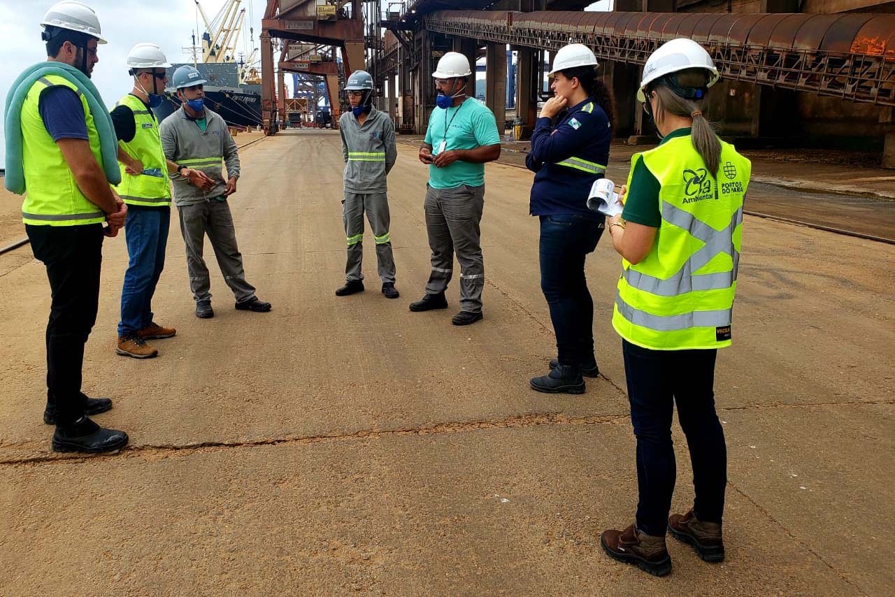 O Porto de Paranaguá promoveu nesta quarta-feira (11) um simulado para atendimento de emergência química. Esta é a primeira ação deste tipo e preparou trabalhadores de vários setores e empresas para dar resposta rápida e eficaz em caso de contato com produtos usados na fumigação, um tratamento feito nas cargas de granéis vegetais para controle de pragas.

Foto: Pierpaolo Nota