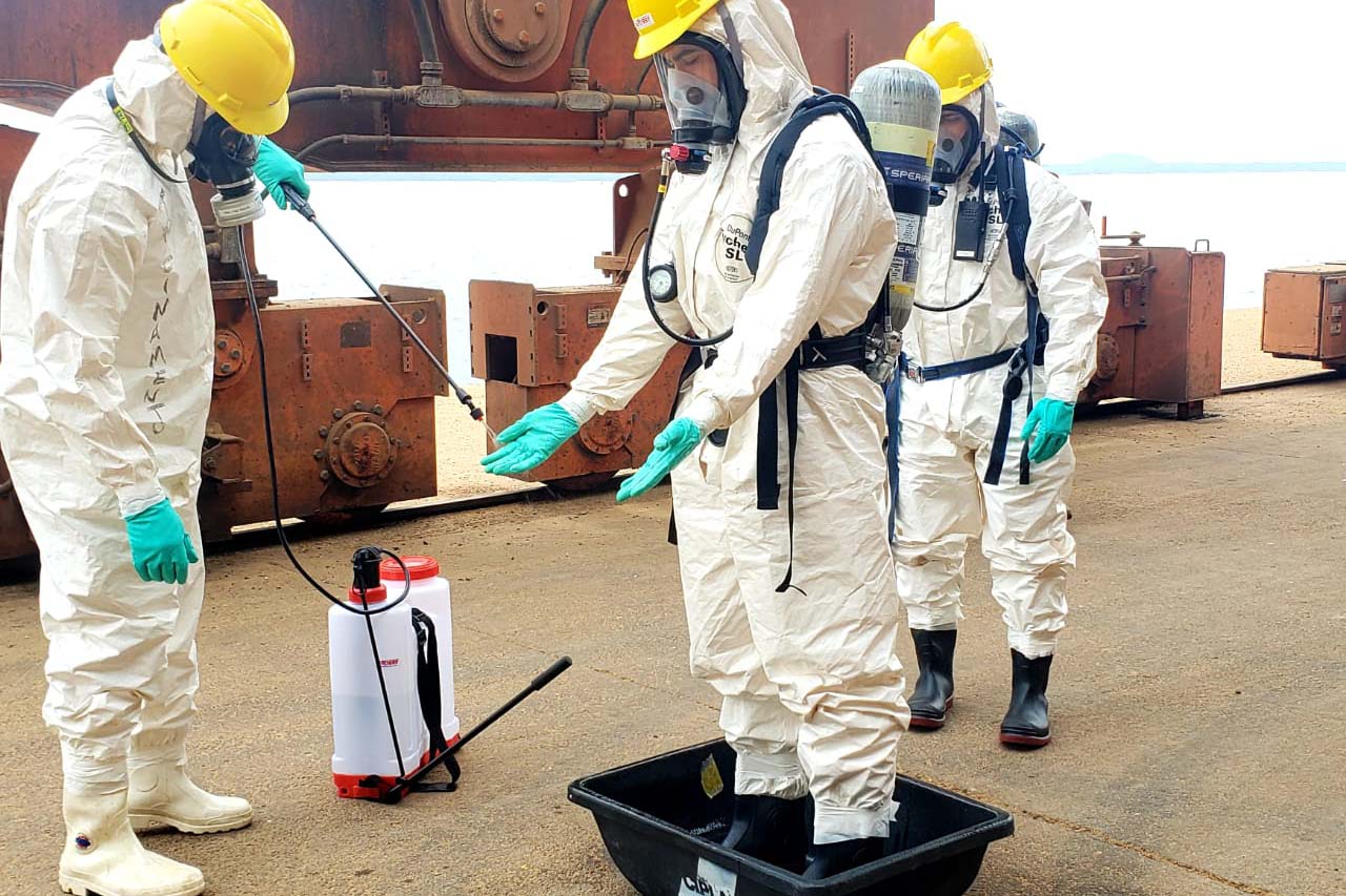 O Porto de Paranaguá promoveu nesta quarta-feira (11) um simulado para atendimento de emergência química. Esta é a primeira ação deste tipo e preparou trabalhadores de vários setores e empresas para dar resposta rápida e eficaz em caso de contato com produtos usados na fumigação, um tratamento feito nas cargas de granéis vegetais para controle de pragas.

Foto: Pierpaolo Nota