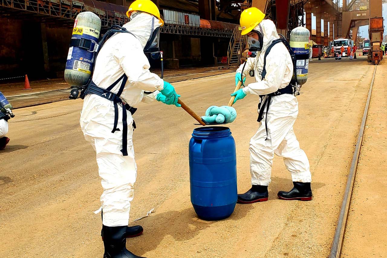 O Porto de Paranaguá promoveu nesta quarta-feira (11) um simulado para atendimento de emergência química. Esta é a primeira ação deste tipo e preparou trabalhadores de vários setores e empresas para dar resposta rápida e eficaz em caso de contato com produtos usados na fumigação, um tratamento feito nas cargas de granéis vegetais para controle de pragas.

Foto: Pierpaolo Nota