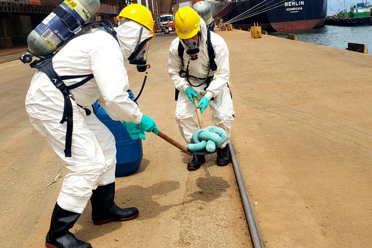 O Porto de Paranaguá promoveu nesta quarta-feira (11) um simulado para atendimento de emergência química. Esta é a primeira ação deste tipo e preparou trabalhadores de vários setores e empresas para dar resposta rápida e eficaz em caso de contato com produtos usados na fumigação, um tratamento feito nas cargas de granéis vegetais para controle de pragas.

Foto: Pierpaolo Nota