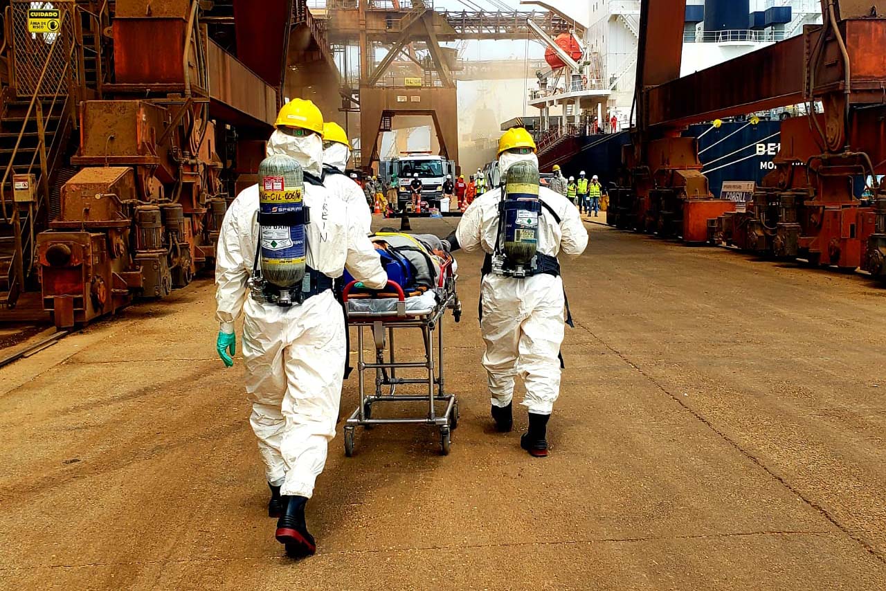 O Porto de Paranaguá promoveu nesta quarta-feira (11) um simulado para atendimento de emergência química. Esta é a primeira ação deste tipo e preparou trabalhadores de vários setores e empresas para dar resposta rápida e eficaz em caso de contato com produtos usados na fumigação, um tratamento feito nas cargas de granéis vegetais para controle de pragas.

Foto: Pierpaolo Nota