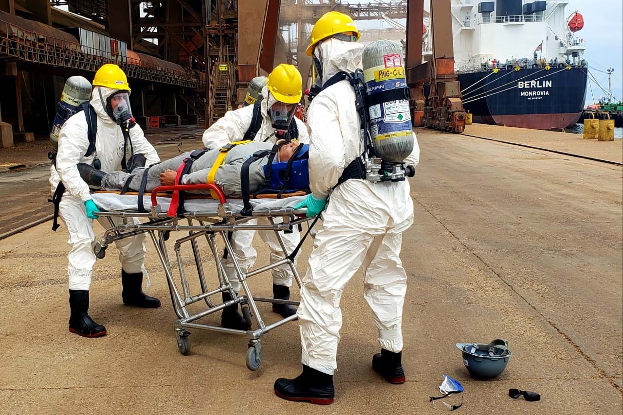 O Porto de Paranaguá promoveu nesta quarta-feira (11) um simulado para atendimento de emergência química. Esta é a primeira ação deste tipo e preparou trabalhadores de vários setores e empresas para dar resposta rápida e eficaz em caso de contato com produtos usados na fumigação, um tratamento feito nas cargas de granéis vegetais para controle de pragas.

Foto: Pierpaolo Nota