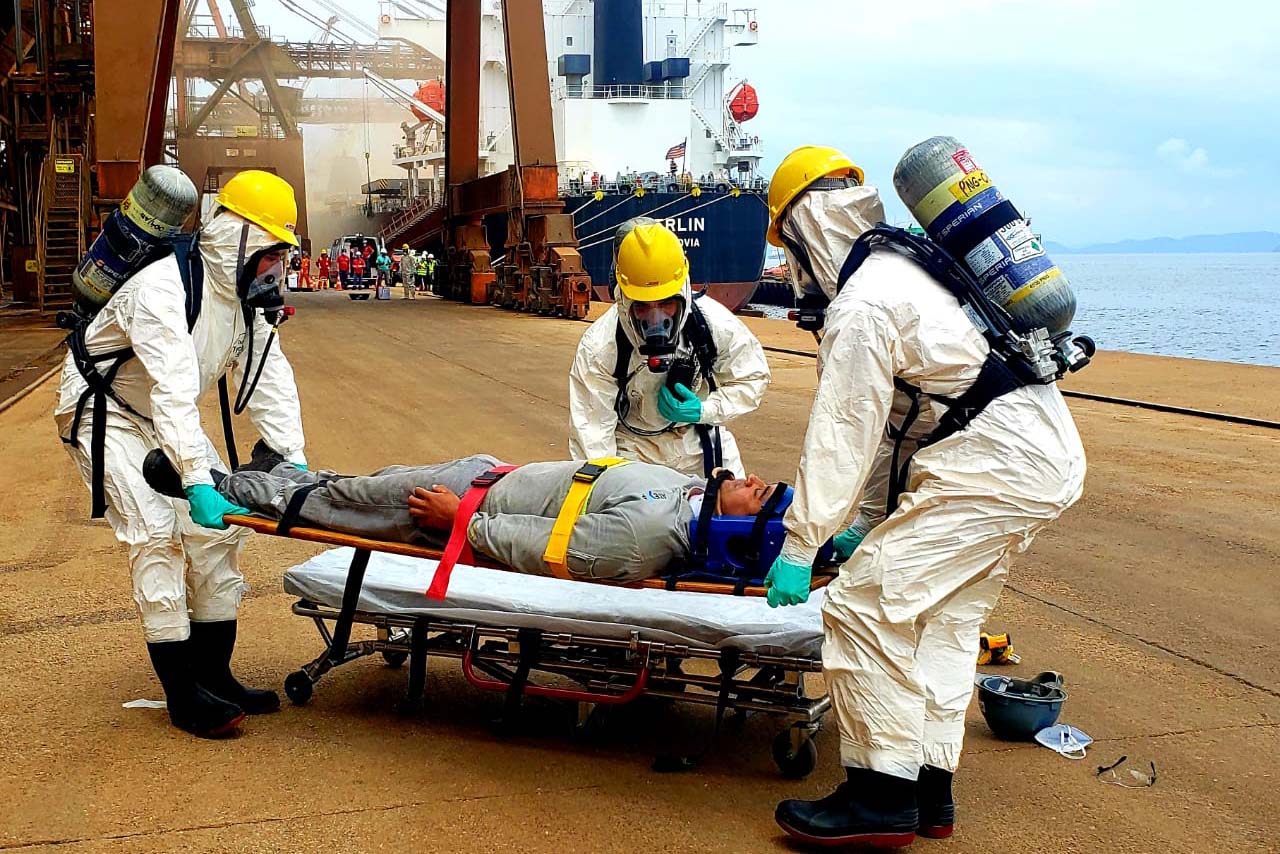 O Porto de Paranaguá promoveu nesta quarta-feira (11) um simulado para atendimento de emergência química. Esta é a primeira ação deste tipo e preparou trabalhadores de vários setores e empresas para dar resposta rápida e eficaz em caso de contato com produtos usados na fumigação, um tratamento feito nas cargas de granéis vegetais para controle de pragas.

Foto: Pierpaolo Nota