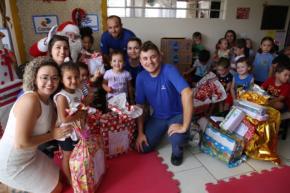 Empregados da Sanepar entregam presentes no CMEI Vera Cruz II. Foto: Sanepar
