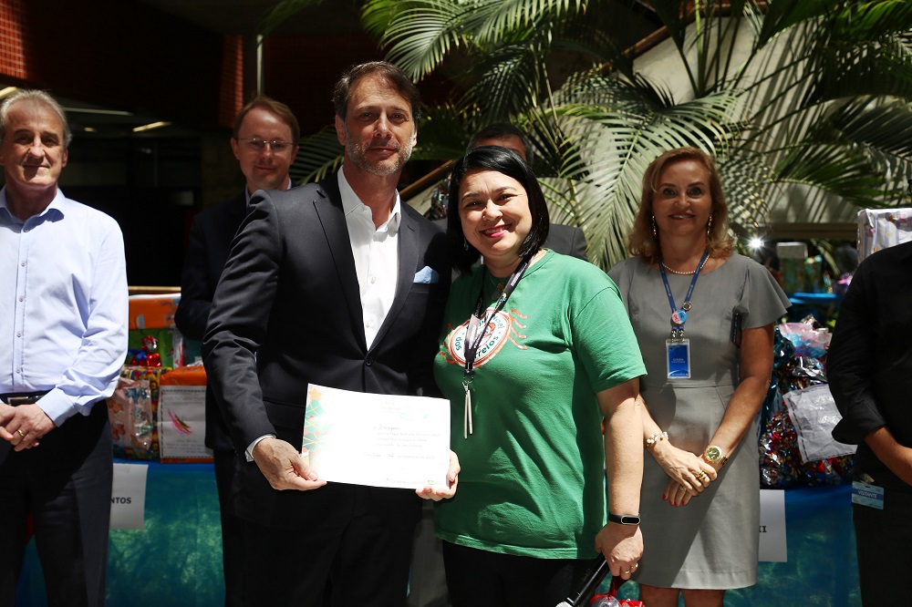 Presidente da Sanepar com coordenadora do Papai Noel dos Correios. Foto: Sanepar