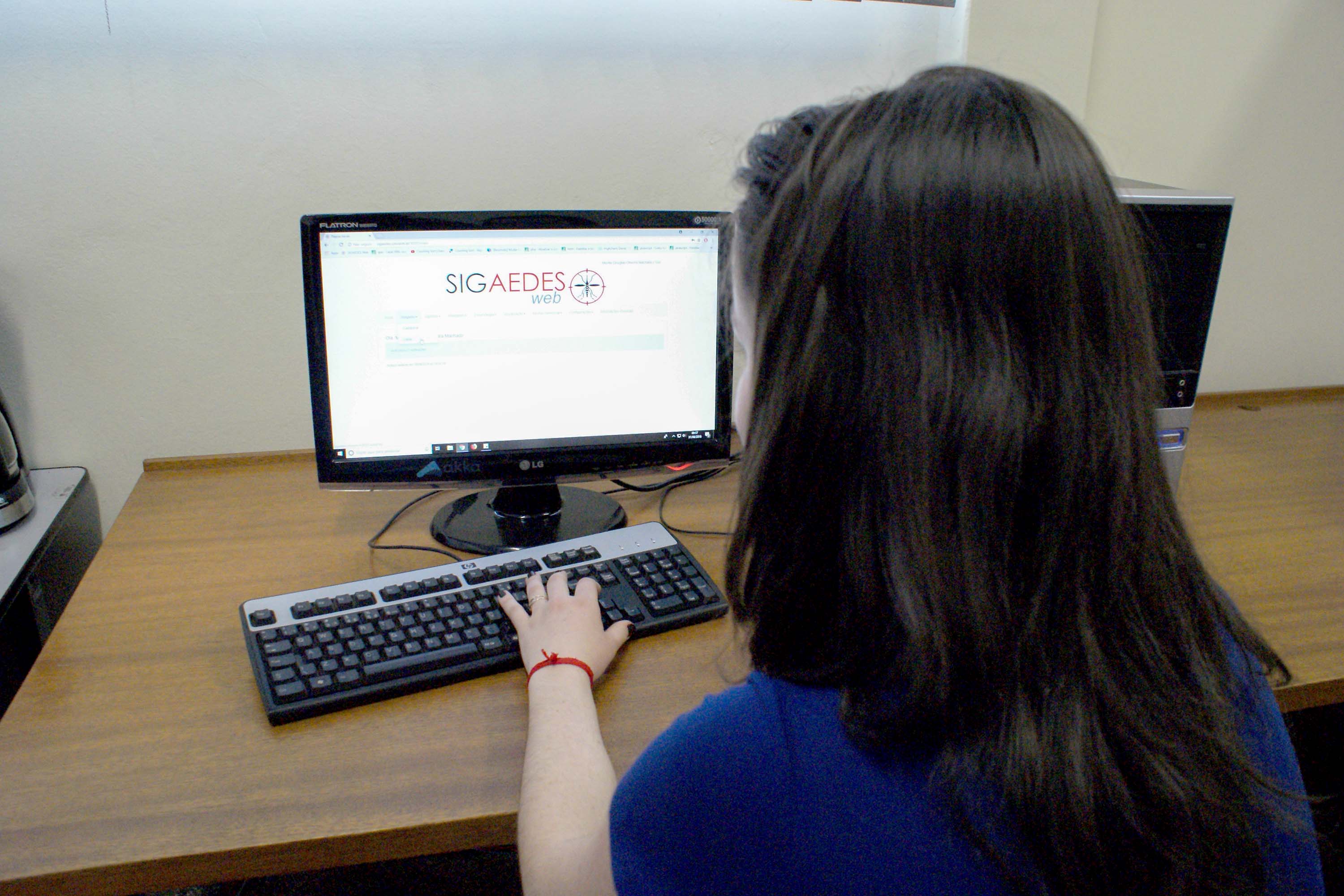 Larissa Santin, acadêmica pesquisadora, realizando funções no software. Foto: Unioeste