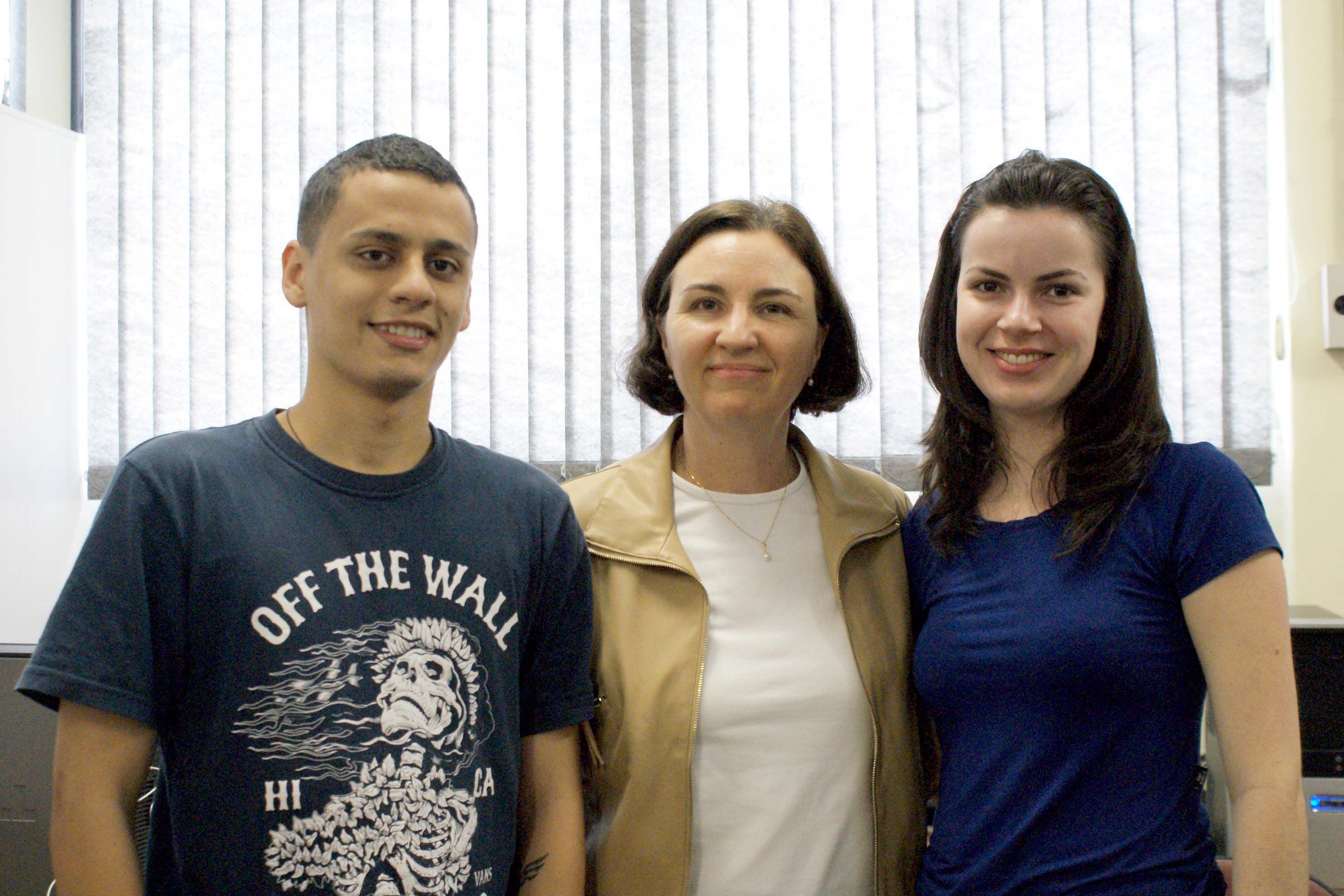 Orientadora Claudia Rizzi e desenvolvedores Larissa Santin e Eduardo Luiz Roberto Schaurich. Foto: Unioeste