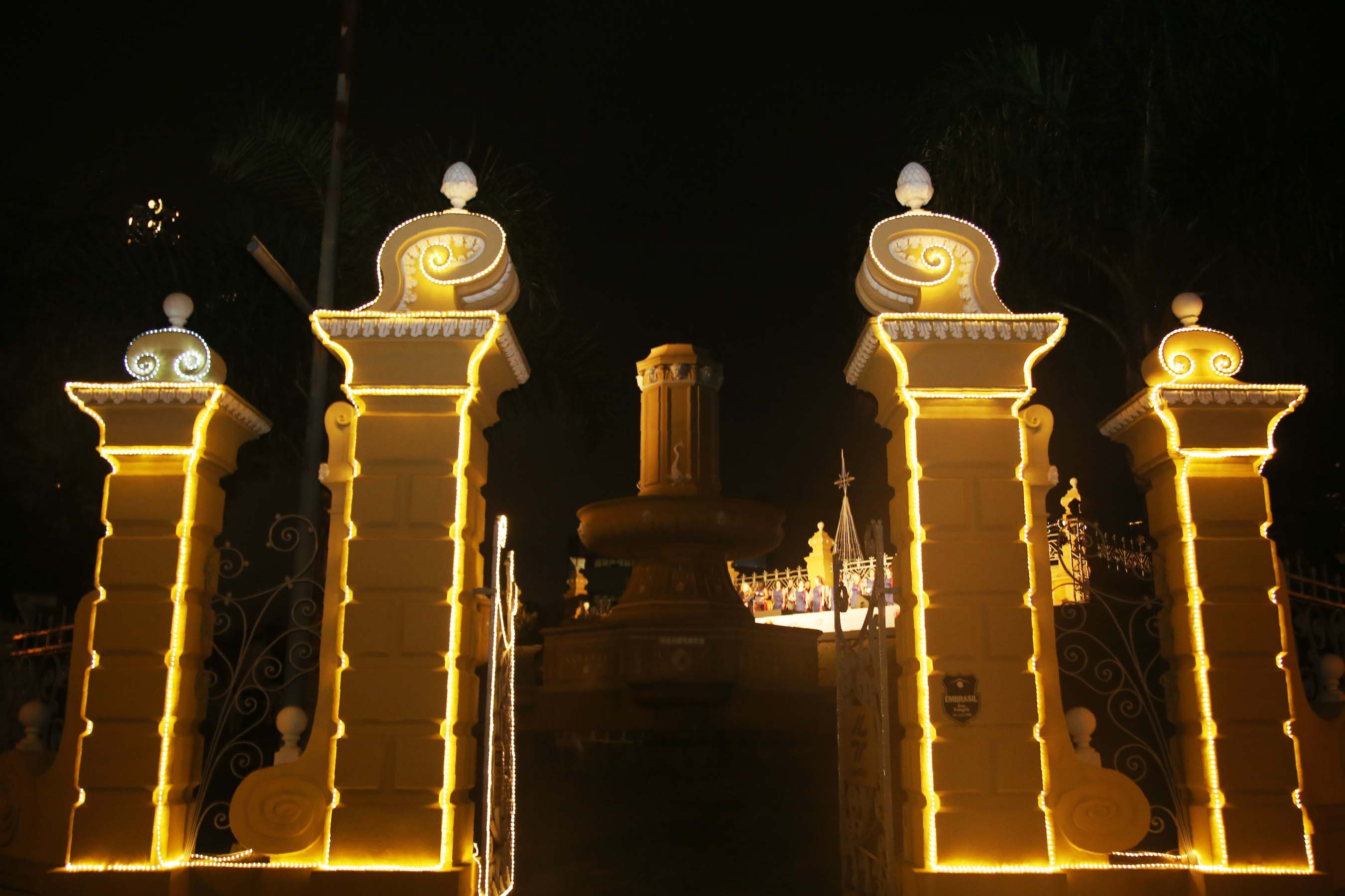 Pelo terceiro ano consecutivo, o centenário Alto São Francisco, mais antigo reservatório da Sanepar, sedia festividades natalinas da capital paranaense. Desta vez, a construção será palco para a encenação “Ecofábrica do Papai Noel”, uma parceria entre a Sanepar e a Tempo Arte Produções Artísticas. Foto: Sanepar