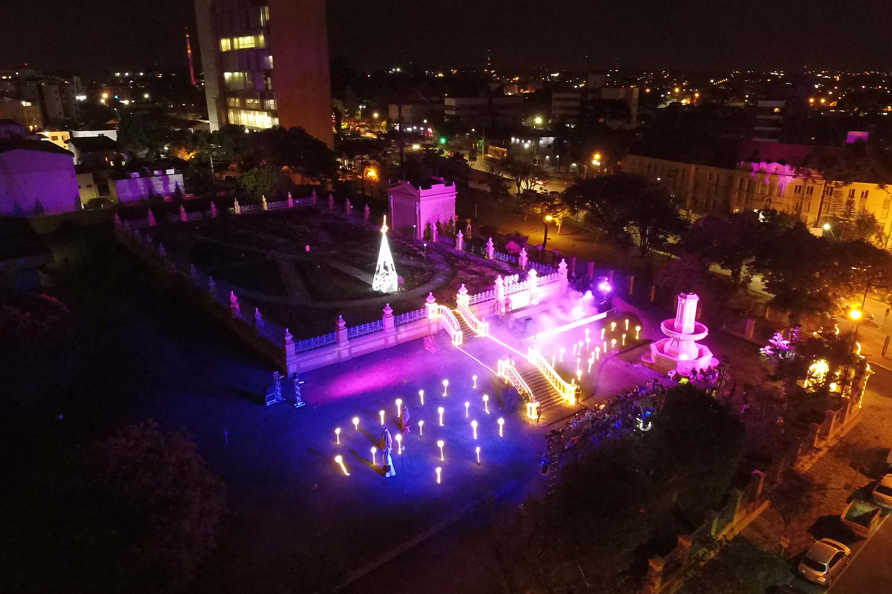 Pelo terceiro ano consecutivo, o centenário Alto São Francisco, mais antigo reservatório da Sanepar, sedia festividades natalinas da capital paranaense. Desta vez, a construção será palco para a encenação “Ecofábrica do Papai Noel”, uma parceria entre a Sanepar e a Tempo Arte Produções Artísticas.Foto: Sanepar