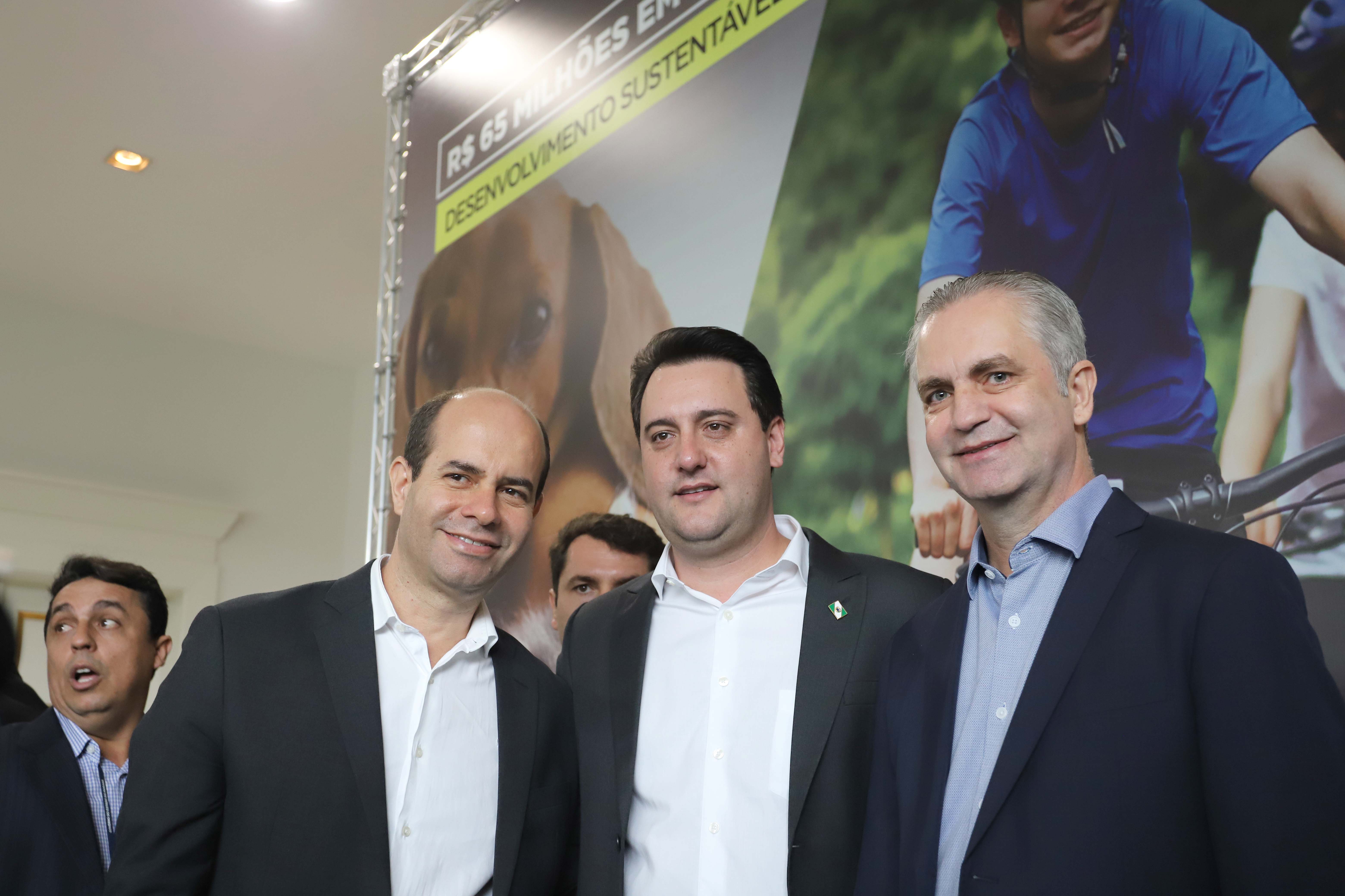 O governador Carlos Massa Ratinho Junior confirmou nesta terça-feira (17), durante evento no Palácio Iguaçu, um grande pacote voltado para o meio ambiente e a sustentabilidade. Foram destinados, entre liberações diretas e convênios, R$ 65 milhões para 149 municípios do Estado. Foto: Arnaldo Alves/AEN
