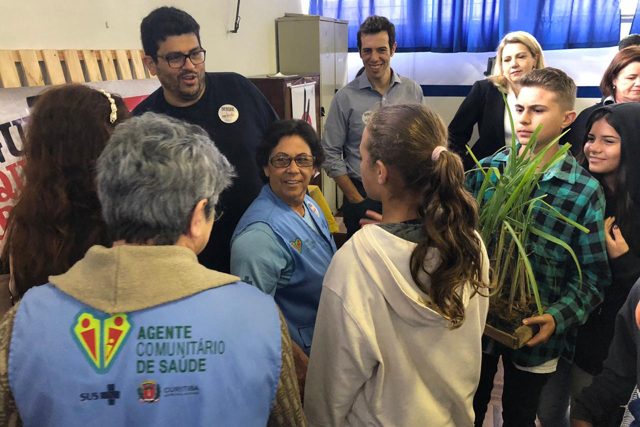 O Governo do Estado mobilizou toda a sua estrutura para ações integradas de combate à dengue, durante esta quarta-feira, 18 de dezembro, dando início a série de atividades que serão realizadas ao longo dos próximos meses.Secretaria da Educação. Foto:SEED