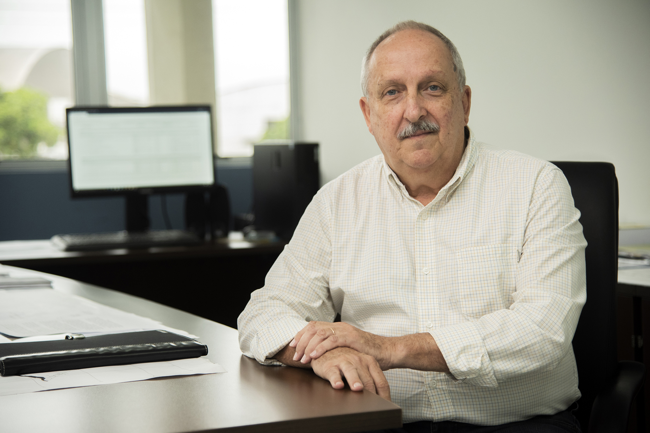 O Porto de Paranaguá embarca nesta semana a primeira carga de DDGS, um coproduto do processamento do milho para a fabricação de etanol – o que sobra do grão. A operação será um teste para que o produto passe a entrar na rotina das exportações paranaenses a granel. Neste primeiro lote, 27,5 mil toneladas serão levadas à Inglaterra pelo navio Interlink Acuity.Diretor de Operações dos Portos do Paraná, Luiz Teixeira. Foto: Caudio Neves