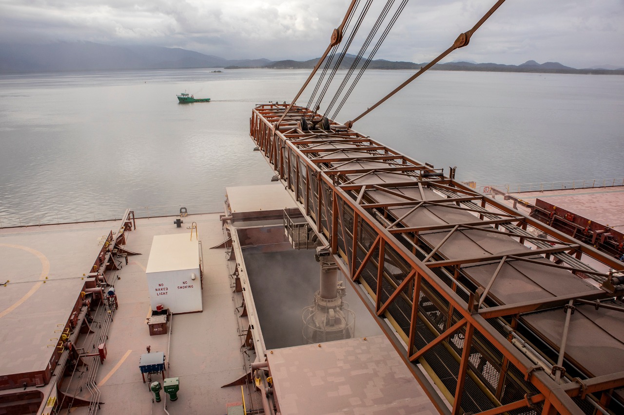 Porto de Paranaguá alcançou na madrugada desta terça-feira (31) a marca de 53.098.566 toneladas de produtos movimentados. O número, que deve aumentar ao longo do dia, já supera o recorde do ano passado, quando foram 53.029.221 toneladas. Foto: Claudio Nívea/Portos do Paraná