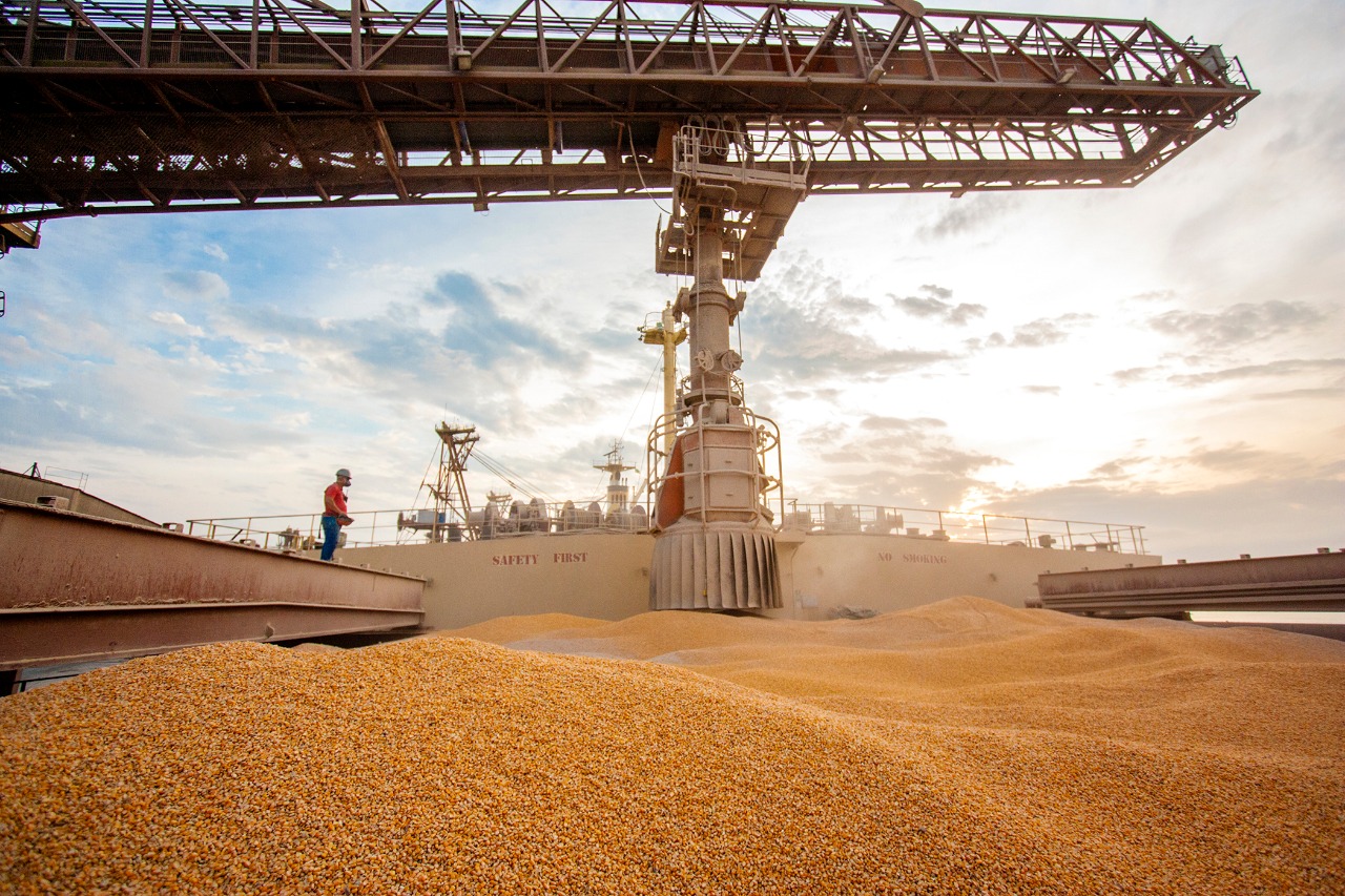 Porto de Paranaguá alcançou na madrugada desta terça-feira (31) a marca de 53.098.566 toneladas de produtos movimentados. O número, que deve aumentar ao longo do dia, já supera o recorde do ano passado, quando foram 53.029.221 toneladas. Foto: Claudio Nívea/Portos do Paraná