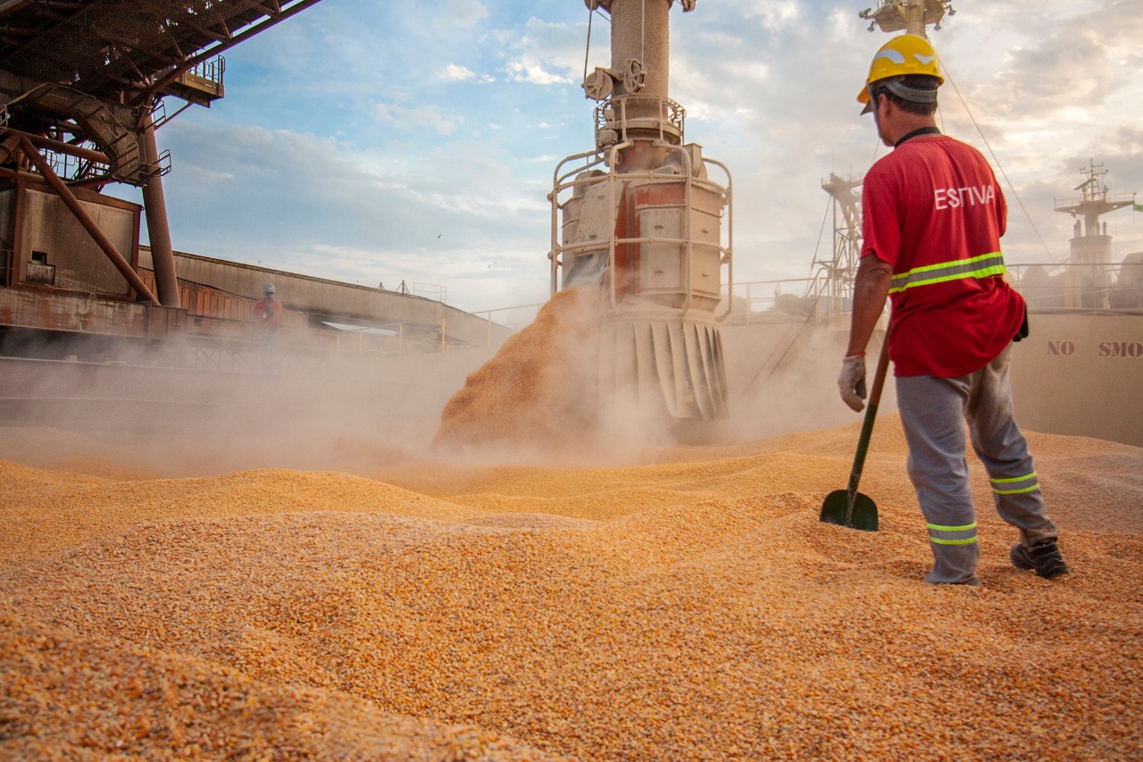 Porto de Paranaguá alcançou na madrugada desta terça-feira (31) a marca de 53.098.566 toneladas de produtos movimentados. O número, que deve aumentar ao longo do dia, já supera o recorde do ano passado, quando foram 53.029.221 toneladas. Foto: Claudio Nívea/Portos do Paraná