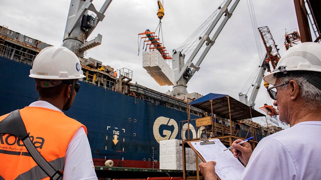 Porto de Paranaguá alcançou na madrugada desta terça-feira (31) a marca de 53.098.566 toneladas de produtos movimentados. O número, que deve aumentar ao longo do dia, já supera o recorde do ano passado, quando foram 53.029.221 toneladas. Foto: Claudio Nívea/Portos do Paraná