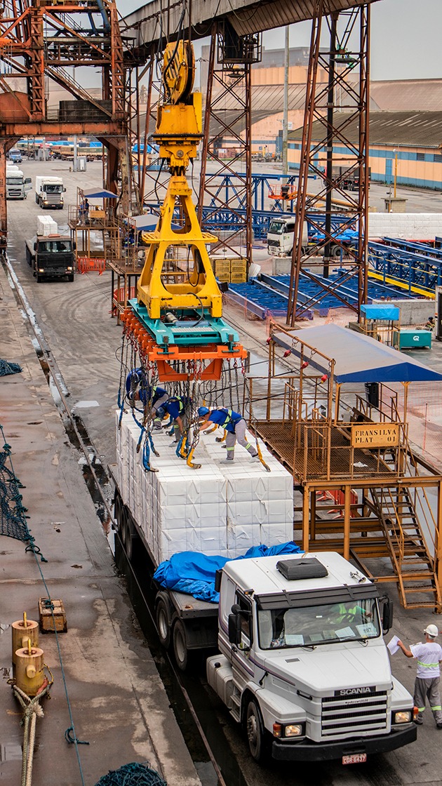 Porto de Paranaguá alcançou na madrugada desta terça-feira (31) a marca de 53.098.566 toneladas de produtos movimentados. O número, que deve aumentar ao longo do dia, já supera o recorde do ano passado, quando foram 53.029.221 toneladas. Foto: Claudio Nívea/Portos do Paraná