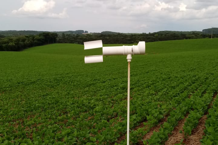 O sistema Alerta Ferrugem, desenvolvido pelo Instituto Paranaense de Assistência Técnica e Extensão Rural (Emater), está entre as melhores ferramentas de monitoramento da ferrugem asiática da soja do mundo. São 248 pontos de coleta de esporos em aproximadamente 200 municípios paranaenses, uma rede que desde 2016 tem colaborado para retardar a primeira aplicação de fungicidas, reduzindo seu uso em cerca de 35%. Foto:SEAB