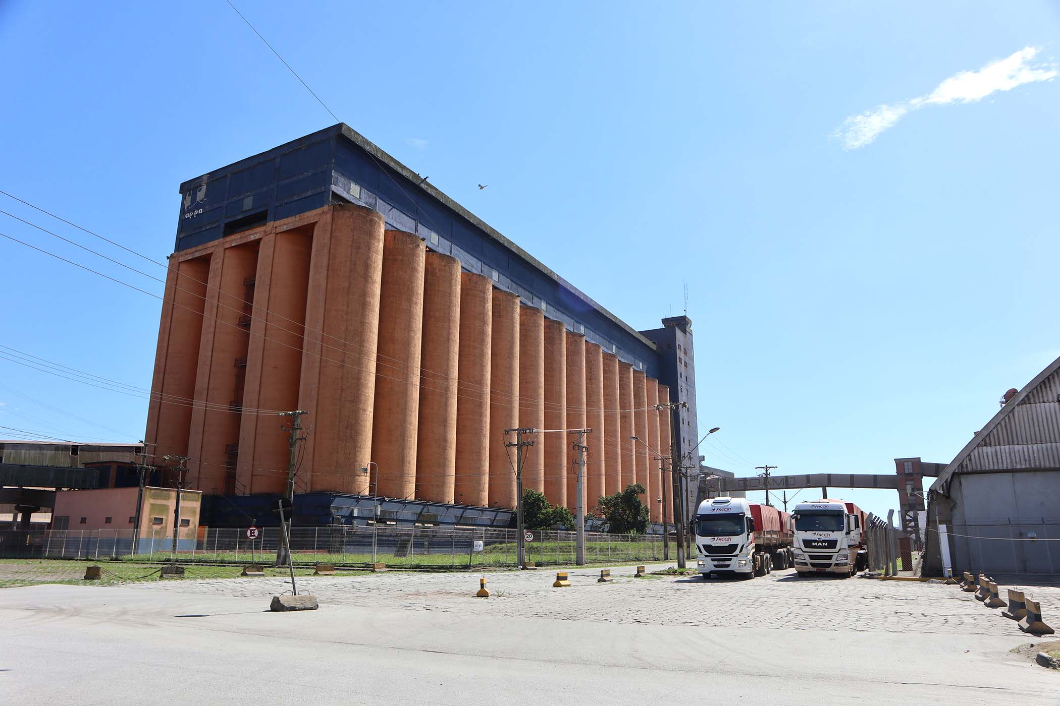 Janeiro é mês em que a produção se desenvolve no campo e a empresa pública Portos do Paraná aproveita para fazer manutenções e se preparar para movimentar a produção quando chegar o período de safra. Os silos públicos e as estruturas de uso comum aos terminais operadores do Corredor de Exportação do Porto de Paranaguá passam por uma revisão para operar a todo vapor, em 2020.Foto: Claudio Neves/Portos do Paraná
