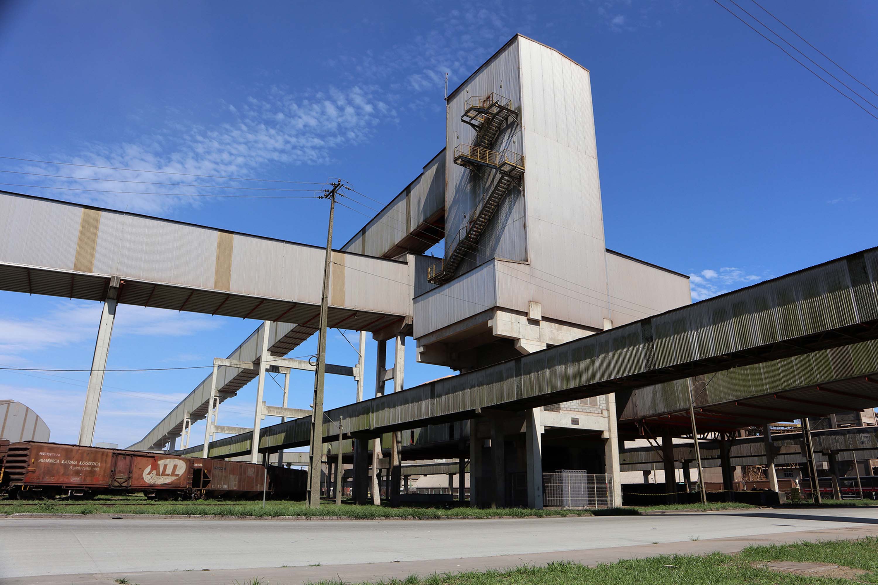 Janeiro é mês em que a produção se desenvolve no campo e a empresa pública Portos do Paraná aproveita para fazer manutenções e se preparar para movimentar a produção quando chegar o período de safra. Os silos públicos e as estruturas de uso comum aos terminais operadores do Corredor de Exportação do Porto de Paranaguá passam por uma revisão para operar a todo vapor, em 2020.Foto: Claudio Neves/Portos do Paraná