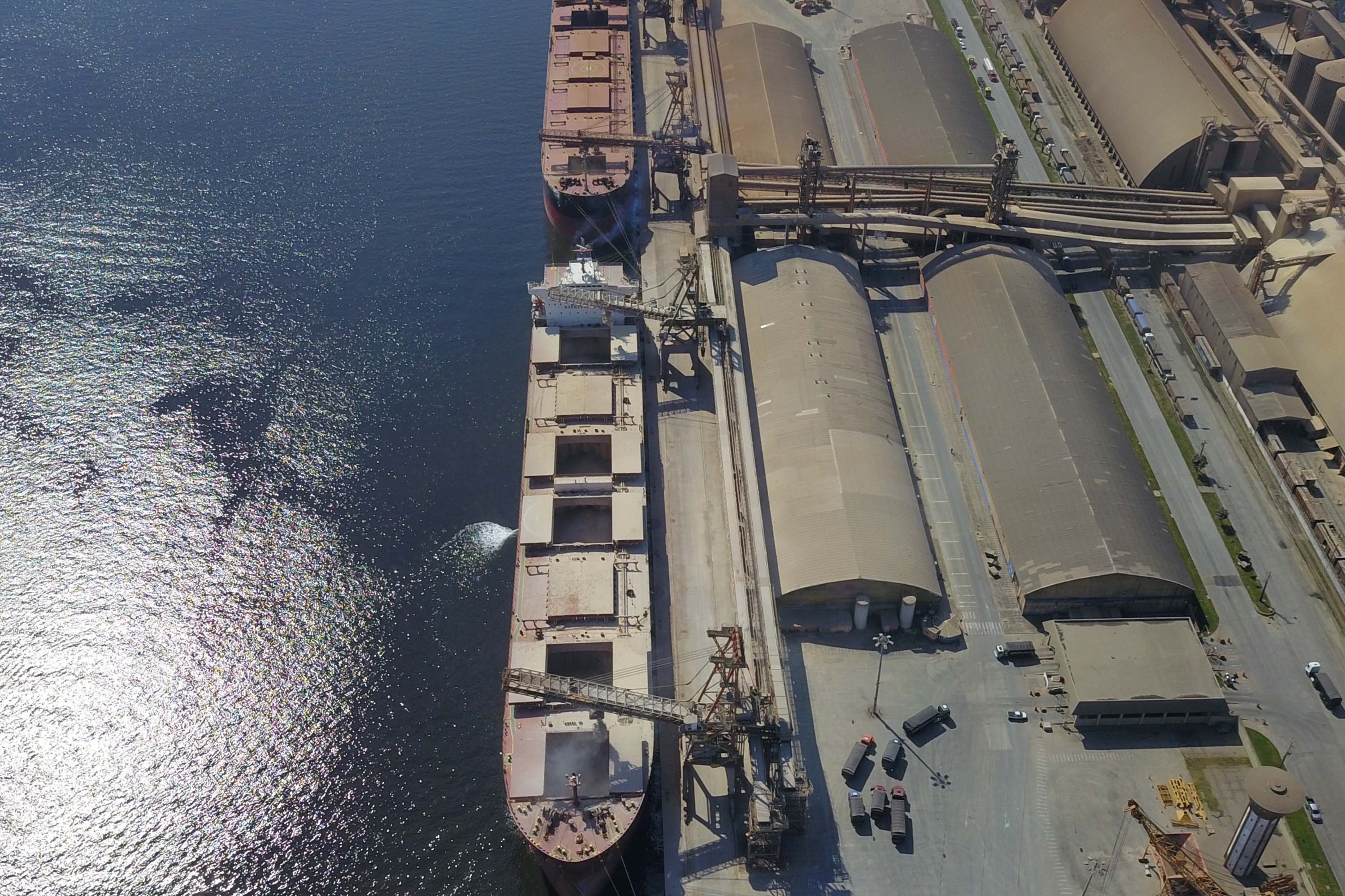 Janeiro é mês em que a produção se desenvolve no campo e a empresa pública Portos do Paraná aproveita para fazer manutenções e se preparar para movimentar a produção quando chegar o período de safra. Os silos públicos e as estruturas de uso comum aos terminais operadores do Corredor de Exportação do Porto de Paranaguá passam por uma revisão para operar a todo vapor, em 2020. Foto: José Fernando Ogura/AEN