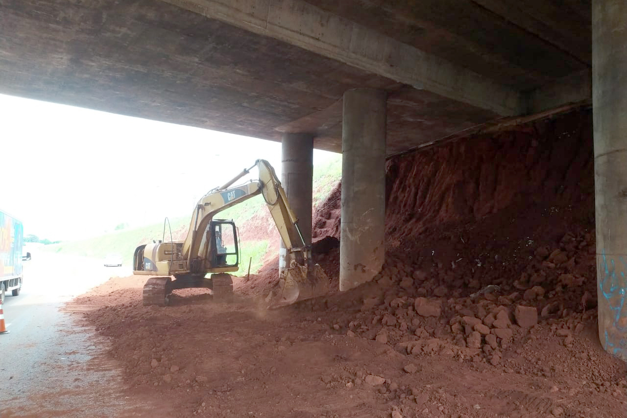 Quatro viadutos da PRC-467 em Cascavel, na região Oeste, estão recebendo obras de melhorias no sistema de drenagem e de construção de estruturas de contenção de taludes, que são superfícies inclinadas. O objetivo é garantir maior estabilidade e evitar o surgimento de pontos de alagamento na rodovia, que passa por baixo dos viadutos. Foto:DER