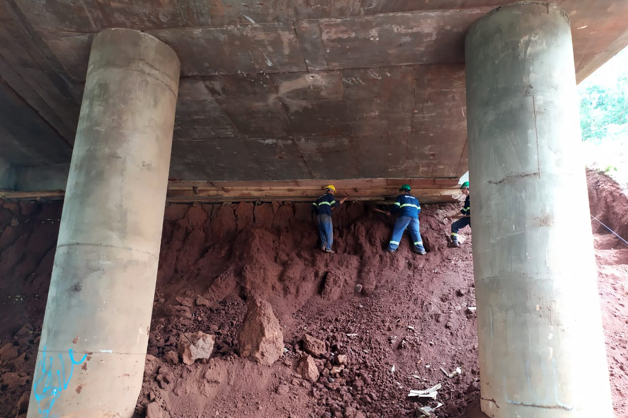Quatro viadutos da PRC-467 em Cascavel, na região Oeste, estão recebendo obras de melhorias no sistema de drenagem e de construção de estruturas de contenção de taludes, que são superfícies inclinadas. O objetivo é garantir maior estabilidade e evitar o surgimento de pontos de alagamento na rodovia, que passa por baixo dos viadutos. Foto:DER