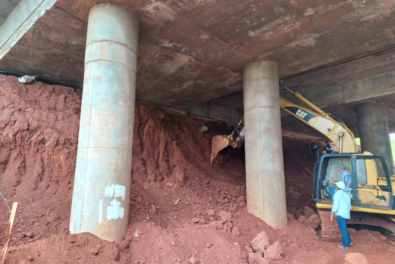 Quatro viadutos da PRC-467 em Cascavel, na região Oeste, estão recebendo obras de melhorias no sistema de drenagem e de construção de estruturas de contenção de taludes, que são superfícies inclinadas. O objetivo é garantir maior estabilidade e evitar o surgimento de pontos de alagamento na rodovia, que passa por baixo dos viadutos. Foto:DER