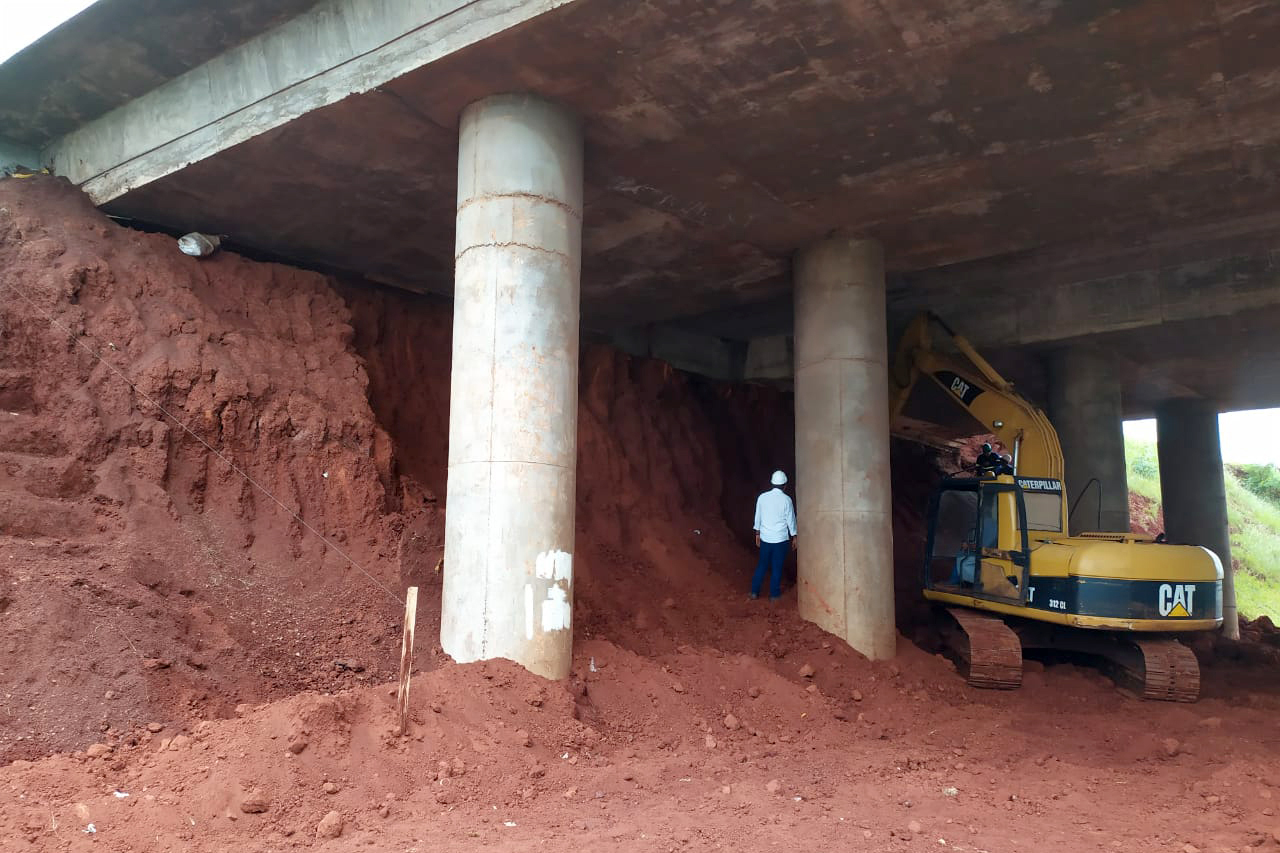 Quatro viadutos da PRC-467 em Cascavel, na região Oeste, estão recebendo obras de melhorias no sistema de drenagem e de construção de estruturas de contenção de taludes, que são superfícies inclinadas. O objetivo é garantir maior estabilidade e evitar o surgimento de pontos de alagamento na rodovia, que passa por baixo dos viadutos. Foto:DER