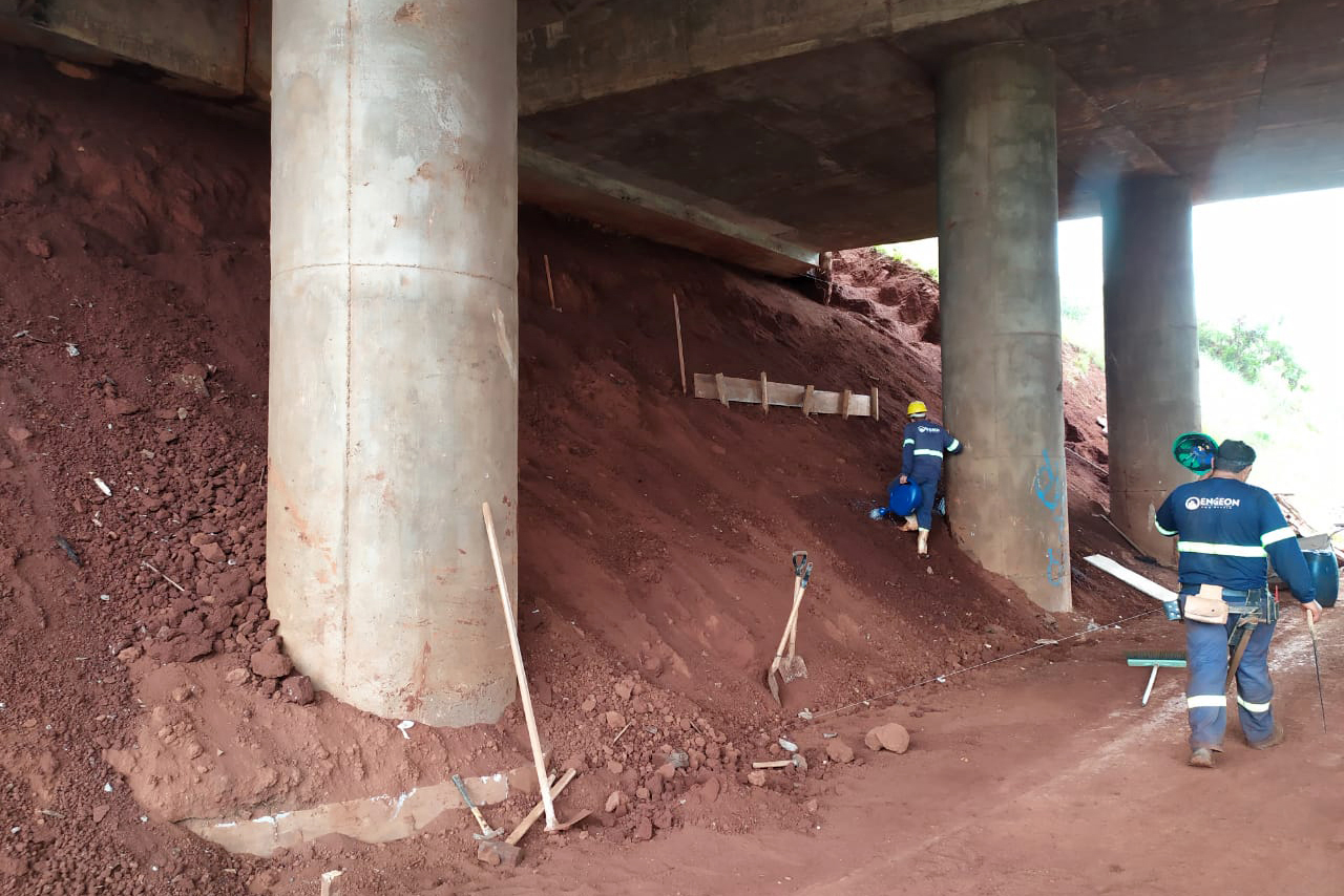 Quatro viadutos da PRC-467 em Cascavel, na região Oeste, estão recebendo obras de melhorias no sistema de drenagem e de construção de estruturas de contenção de taludes, que são superfícies inclinadas. O objetivo é garantir maior estabilidade e evitar o surgimento de pontos de alagamento na rodovia, que passa por baixo dos viadutos. Foto:DER