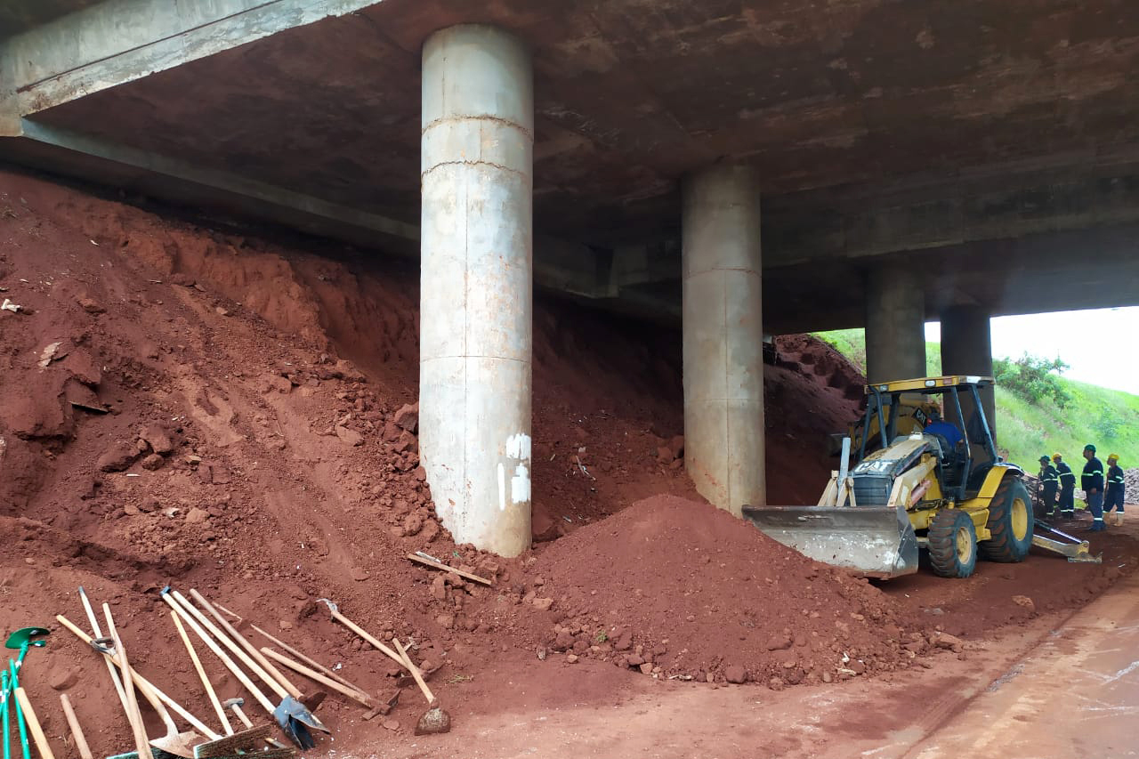 Quatro viadutos da PRC-467 em Cascavel, na região Oeste, estão recebendo obras de melhorias no sistema de drenagem e de construção de estruturas de contenção de taludes, que são superfícies inclinadas. O objetivo é garantir maior estabilidade e evitar o surgimento de pontos de alagamento na rodovia, que passa por baixo dos viadutos. Foto:DER