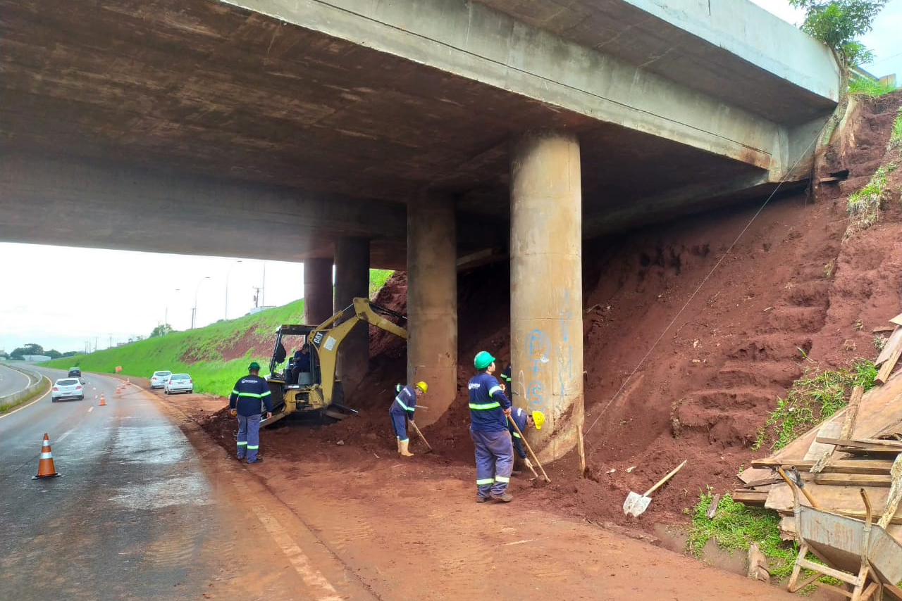 Quatro viadutos da PRC-467 em Cascavel, na região Oeste, estão recebendo obras de melhorias no sistema de drenagem e de construção de estruturas de contenção de taludes, que são superfícies inclinadas. O objetivo é garantir maior estabilidade e evitar o surgimento de pontos de alagamento na rodovia, que passa por baixo dos viadutos. Foto:DER