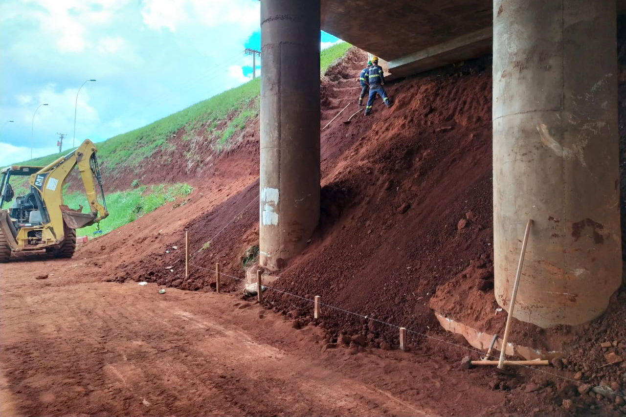 Quatro viadutos da PRC-467 em Cascavel, na região Oeste, estão recebendo obras de melhorias no sistema de drenagem e de construção de estruturas de contenção de taludes, que são superfícies inclinadas. O objetivo é garantir maior estabilidade e evitar o surgimento de pontos de alagamento na rodovia, que passa por baixo dos viadutos. Foto:DER