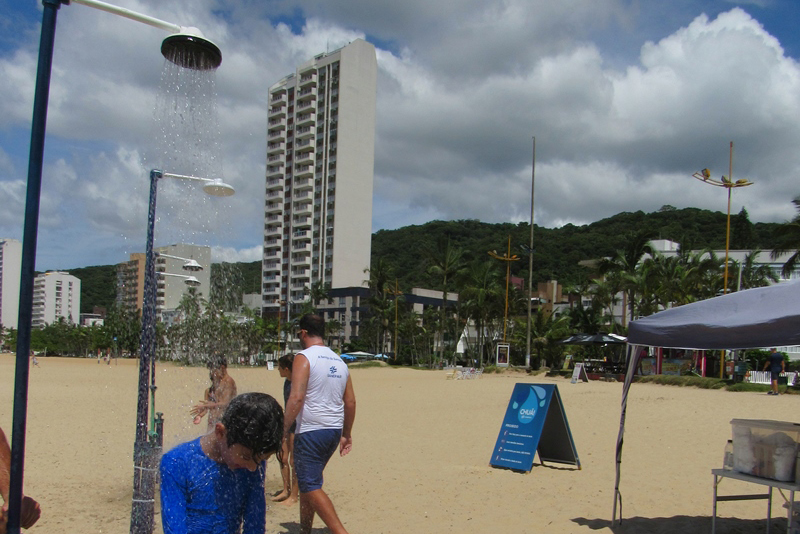 As duchas ecológicas instaladas pela Sanepar no Litoral, nas praias de Guaratuba, Matinhos e Pontal do Paraná, fazem sucesso entre os turistas e a população local. Ao longo da orla, estão à disposição dos banhistas 47 duchas em 11 pontos fixos e em dois pontos móveis. Foto:Sanepar
