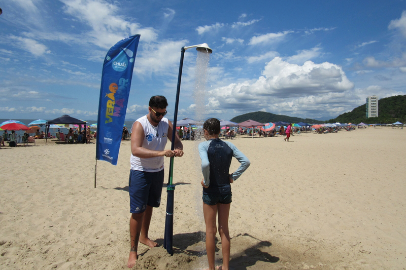As duchas ecológicas instaladas pela Sanepar no Litoral, nas praias de Guaratuba, Matinhos e Pontal do Paraná, fazem sucesso entre os turistas e a população local. Ao longo da orla, estão à disposição dos banhistas 47 duchas em 11 pontos fixos e em dois pontos móveis. Foto:Sanepar
