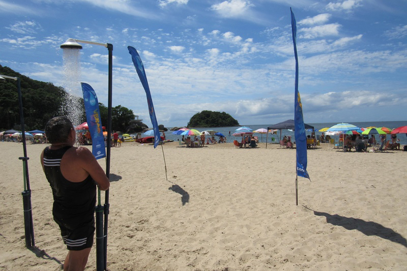 As duchas ecológicas instaladas pela Sanepar no Litoral, nas praias de Guaratuba, Matinhos e Pontal do Paraná, fazem sucesso entre os turistas e a população local. Ao longo da orla, estão à disposição dos banhistas 47 duchas em 11 pontos fixos e em dois pontos móveis. Foto:Sanepar