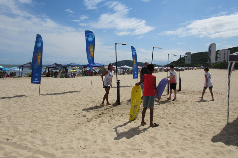 As duchas ecológicas instaladas pela Sanepar no Litoral, nas praias de Guaratuba, Matinhos e Pontal do Paraná, fazem sucesso entre os turistas e a população local. Ao longo da orla, estão à disposição dos banhistas 47 duchas em 11 pontos fixos e em dois pontos móveis. Foto:Sanepar
