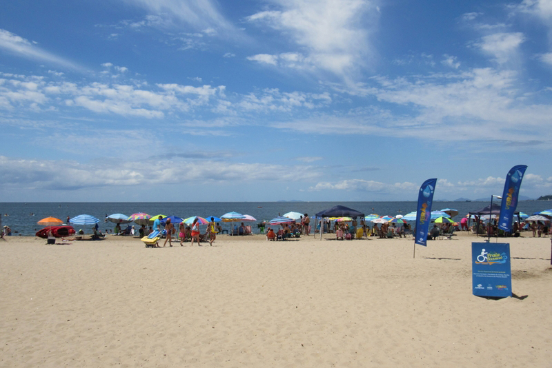 As duchas ecológicas instaladas pela Sanepar no Litoral, nas praias de Guaratuba, Matinhos e Pontal do Paraná, fazem sucesso entre os turistas e a população local. Ao longo da orla, estão à disposição dos banhistas 47 duchas em 11 pontos fixos e em dois pontos móveis. Foto:Sanepar