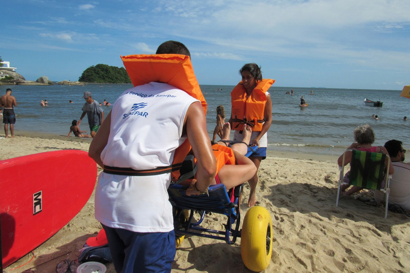 Foi na semana passada que a dentista aposentada Florinda de Fátima Ferreira Paes tomou banho de mar pela primeira vez depois que um Acidente Vascular Cerebral (AVC) afetou a sua mobilidade, há um ano e meio. Foto: Sanepar