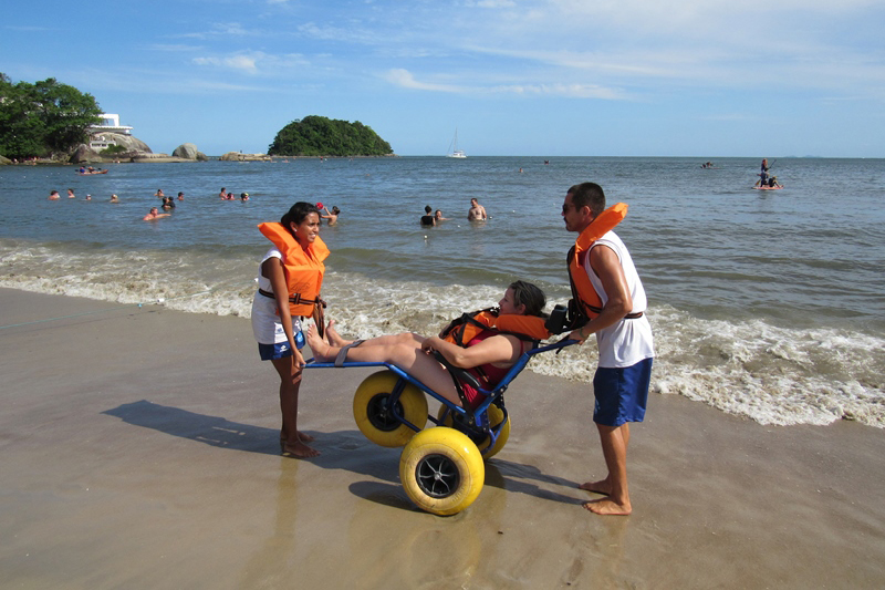 Foi na semana passada que a dentista aposentada Florinda de Fátima Ferreira Paes tomou banho de mar pela primeira vez depois que um Acidente Vascular Cerebral (AVC) afetou a sua mobilidade, há um ano e meio. Foto: Sanepar