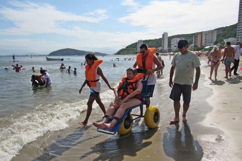 Foi na semana passada que a dentista aposentada Florinda de Fátima Ferreira Paes tomou banho de mar pela primeira vez depois que um Acidente Vascular Cerebral (AVC) afetou a sua mobilidade, há um ano e meio. Foto: Sanepar